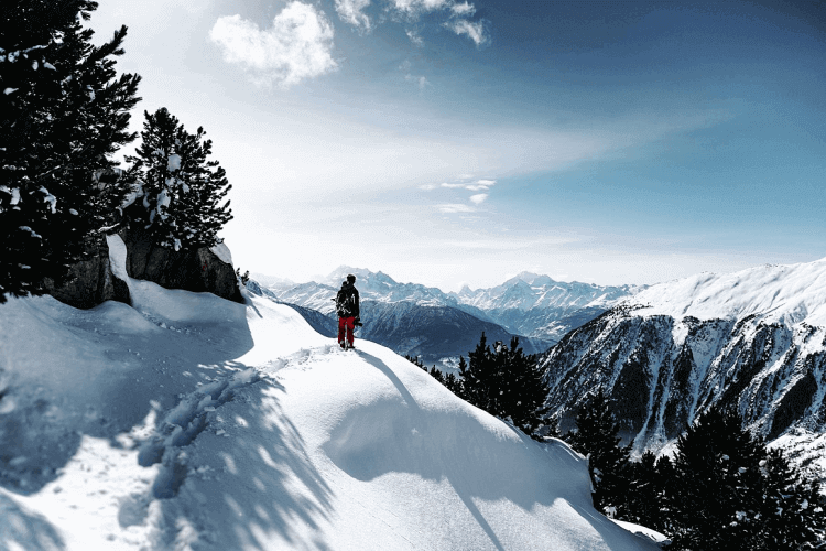 How to be safe winter hiking