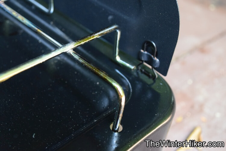 Wind guard attached on the stove