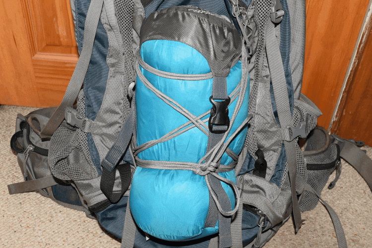 Securing a sleeping bag to backpack with paracord