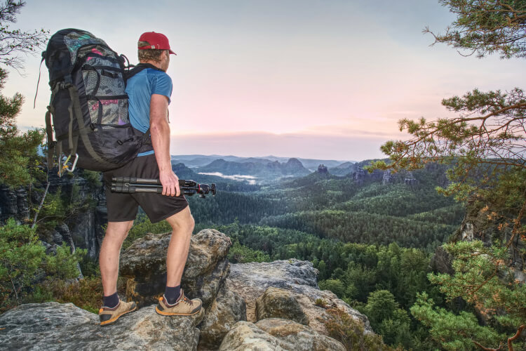 Hiker, der bærer traveler-stativ